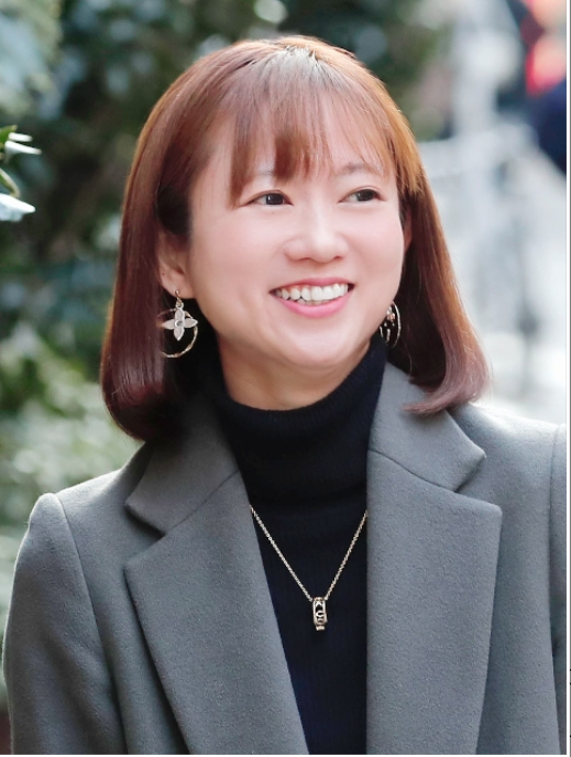 あなたが現在見ているのは 【岩佐まり】20年のシングル介護からダブルケアへ。テレビの笑顔の裏にあった壮絶な葛藤と、40代での出産を決意した母娘の絆